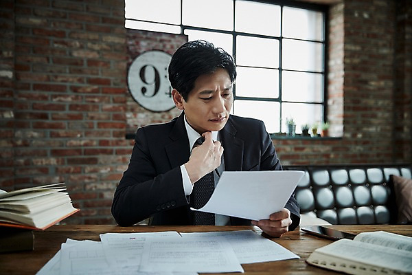 포토 JPG 응시 남자 40대 중년 창문 실내 한명 들기 앉기 상반신 앞모습 아웃포커스 한국인 찡그림 책상 문서 심각 중년남자한명만 국내포토 1 시선 뷰포인트 가구 컨셉 모션 촬영기법 표정 사람 동양인 성인 내부 남자한명만 중년남자만 파일형식
