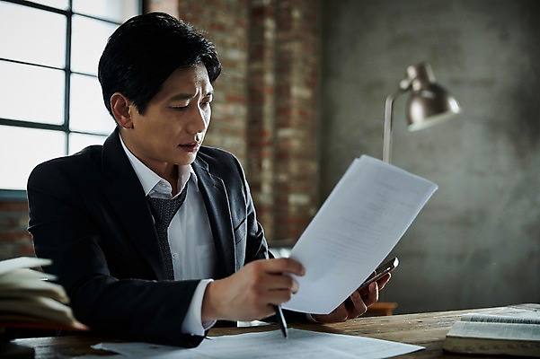 포토 JPG 응시 남자 40대 중년 창문 조명 실내 한명 들기 앉기 상반신 옆모습 아웃포커스 펜 한국인 책상 문서 심각 중년남자한명만 국내포토 1 시선 뷰포인트 가구 컨셉 모션 촬영기법 사람 동양인 성인 내부 필기구 남자한명만 중년남자만 파일형식