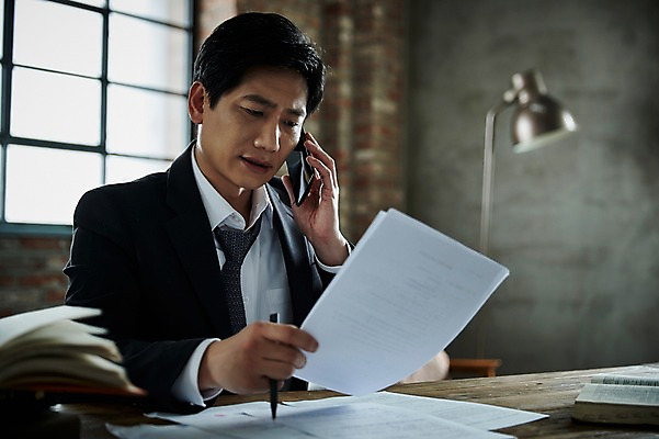 포토 JPG 응시 남자 40대 중년 창문 조명 실내 한명 들기 앉기 상반신 앞모습 아웃포커스 스마트폰 펜 한국인 찡그림 문서 통화 중년남자한명만 국내포토 1 시선 뷰포인트 모션 촬영기법 표정 사람 동양인 성인 내부 핸드폰 스마트기기 필기구 남자한명만 중년남자만 파일형식