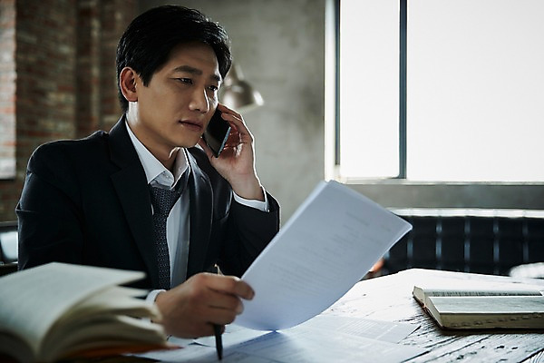 포토 JPG 응시 남자 40대 중년 실내 한명 들기 앉기 상반신 옆모습 아웃포커스 스마트폰 한국인 찡그림 문서 통화 중년남자한명만 국내포토 1 시선 뷰포인트 모션 촬영기법 표정 사람 동양인 성인 내부 핸드폰 스마트기기 남자한명만 중년남자만 파일형식