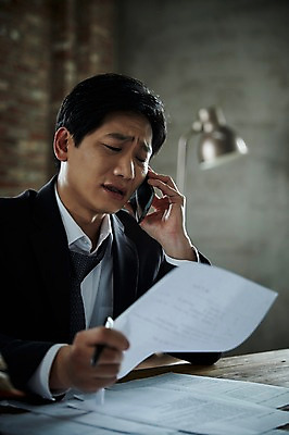 포토 JPG 응시 남자 40대 중년 조명 실내 한명 들기 앉기 상반신 옆모습 아웃포커스 스마트폰 한국인 찡그림 문서 통화 중년남자한명만 국내포토 1 시선 뷰포인트 모션 촬영기법 표정 사람 동양인 성인 내부 핸드폰 스마트기기 남자한명만 중년남자만 파일형식