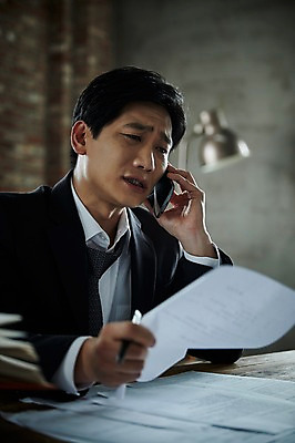 포토 JPG 응시 남자 40대 중년 조명 실내 한명 들기 앉기 상반신 앞모습 아웃포커스 스마트폰 펜 한국인 찡그림 문서 통화 중년남자한명만 국내포토 1 시선 뷰포인트 모션 촬영기법 표정 사람 동양인 성인 내부 핸드폰 스마트기기 필기구 남자한명만 중년남자만 파일형식