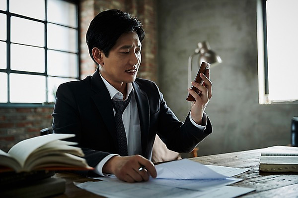 포토 JPG 응시 남자 40대 중년 창문 조명 실내 한명 들기 앉기 상반신 옆모습 아웃포커스 책 스마트폰 한국인 책상 문서 중년남자한명만 국내포토 1 시선 뷰포인트 가구 모션 촬영기법 사람 동양인 성인 내부 핸드폰 스마트기기 남자한명만 중년남자만 파일형식 생활용품 인종 전자제품 남자만 중년만 오브젝트 성인만