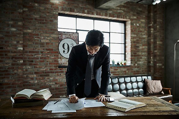 포토 JPG 응시 남자 40대 중년 창문 실내 한명 서기 상반신 앞모습 책 한국인 분노 책상 문서 구김 중년남자한명만 국내포토 1 시선 감정 뷰포인트 가구 모션 사람 동양인 성인 내부 남자한명만 중년남자만 파일형식