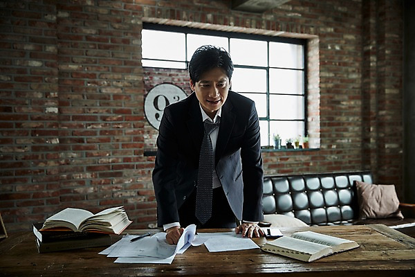 포토 JPG 응시 남자 40대 중년 창문 실내 한명 서기 상반신 앞모습 책 한국인 분노 책상 문서 구김 중년남자한명만 국내포토 1 시선 감정 뷰포인트 가구 모션 사람 동양인 성인 내부 남자한명만 중년남자만 파일형식