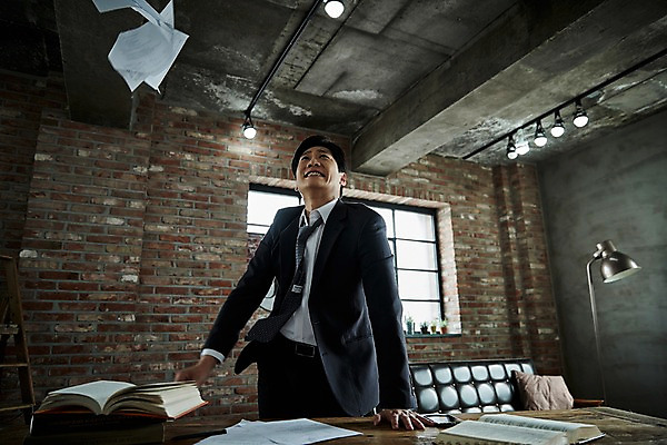 포토 JPG 남자 40대 중년 창문 조명 실내 한명 서기 상반신 앞모습 책 한국인 분노 던지기 찡그림 책상 문서 중년남자한명만 국내포토 1 감정 뷰포인트 가구 모션 표정 사람 동양인 성인 내부 남자한명만 중년남자만 파일형식