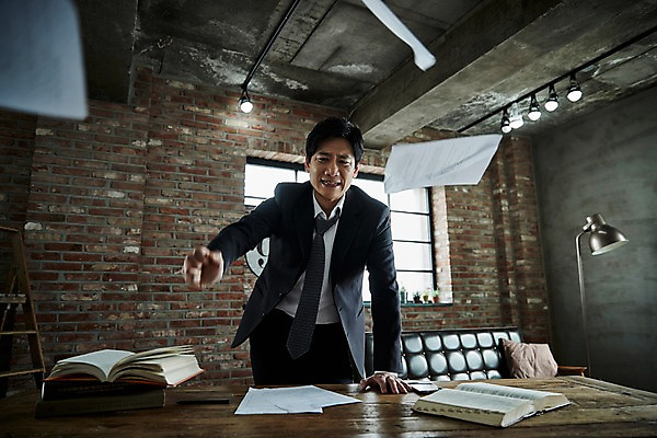 포토 JPG 남자 40대 중년 창문 조명 실내 한명 서기 상반신 앞모습 아웃포커스 책 한국인 분노 던지기 찡그림 책상 문서 중년남자한명만 국내포토 1 감정 뷰포인트 가구 모션 촬영기법 표정 사람 동양인 성인 내부 남자한명만 중년남자만 파일형식