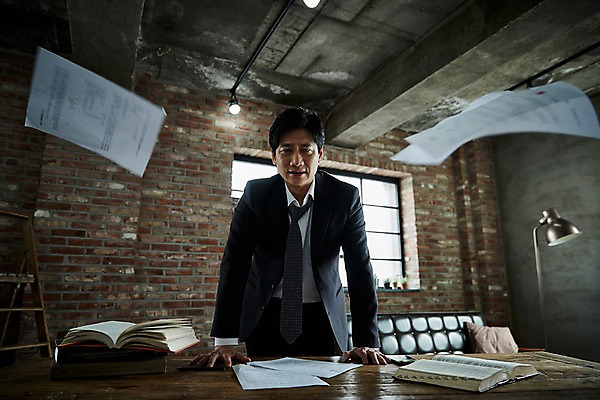 포토 JPG 남자 40대 중년 창문 조명 실내 한명 서기 상반신 앞모습 책 한국인 분노 던지기 찡그림 책상 문서 중년남자한명만 국내포토 1 감정 뷰포인트 가구 모션 표정 사람 동양인 성인 내부 남자한명만 중년남자만 파일형식