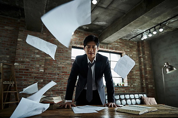 포토 JPG 남자 40대 중년 창문 조명 실내 한명 서기 상반신 앞모습 책 한국인 분노 던지기 찡그림 책상 문서 중년남자한명만 국내포토 1 감정 뷰포인트 가구 모션 표정 사람 동양인 성인 내부 남자한명만 중년남자만 파일형식