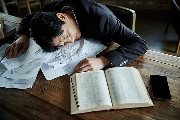 포토 JPG 남자 엎드리기 40대 중년 실내 한명 앉기 상반신 옆모습 책 스마트폰 하이앵글 한국인 잠 책상 문서 중년남자한명만 국내포토 1 뷰포인트 가구 모션 사람 동양인 성인 내부 핸드폰 스마트기기 남자한명만 중년남자만 파일형식