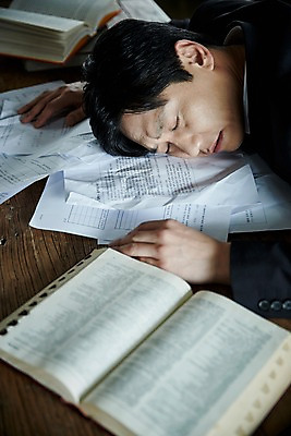 포토 JPG 남자 엎드리기 40대 중년 실내 한명 앉기 상반신 옆모습 책 한국인 잠 책상 문서 중년남자한명만 국내포토 1 뷰포인트 가구 모션 사람 동양인 성인 내부 남자한명만 중년남자만 파일형식