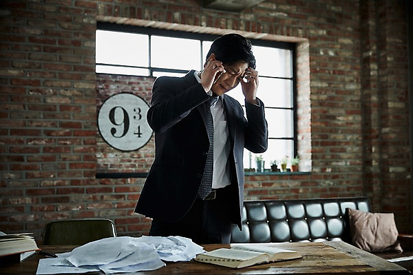 포토 JPG 응시 남자 40대 중년 창문 실내 한명 서기 들기 상반신 옆모습 책 스마트폰 소파 한국인 찡그림 불안 책상 문서 통화 미간 중년남자한명만 국내포토 1 시선 감정 뷰포인트 가구 의자 모션 표정 사람 동양인 성인 내부 핸드폰 스마트기기 남자한명만 중년남자만 파일형식