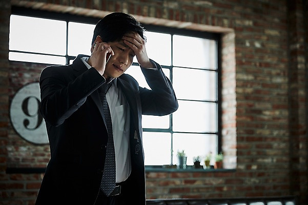 포토 JPG 응시 남자 40대 중년 창문 실내 한명 서기 들기 상반신 옆모습 책 스마트폰 소파 한국인 찡그림 불안 책상 문서 통화 미간 중년남자한명만 국내포토 1 시선 감정 뷰포인트 가구 의자 모션 표정 사람 동양인 성인 내부 핸드폰 스마트기기 남자한명만 중년남자만 파일형식