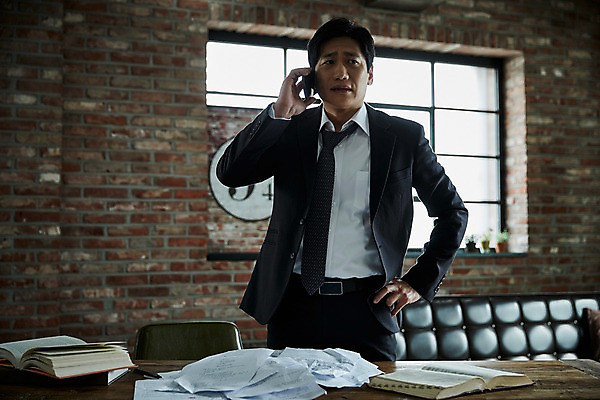 포토 JPG 응시 남자 40대 중년 허리손 실내 한명 서기 들기 상반신 앞모습 스마트폰 한국인 찡그림 불안 책상 문서 통화 중년남자한명만 국내포토 1 시선 감정 뷰포인트 포즈 가구 모션 표정 사람 동양인 성인 내부 핸드폰 스마트기기 남자한명만 중년남자만 파일형식