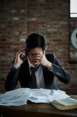 포토 JPG 응시 남자 40대 중년 실내 한명 들기 앉기 상반신 앞모습 아웃포커스 스마트폰 한국인 찡그림 불안 책상 문서 통화 중년남자한명만 국내포토 1 시선 감정 뷰포인트 가구 모션 촬영기법 표정 사람 동양인 성인 내부 핸드폰 스마트기기 남자한명만 중년남자만 파일형식