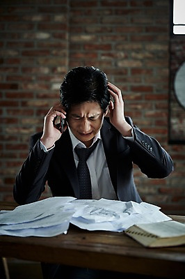 포토 JPG 응시 남자 40대 중년 실내 한명 들기 앉기 상반신 앞모습 아웃포커스 스마트폰 한국인 찡그림 불안 책상 문서 통화 중년남자한명만 국내포토 1 시선 감정 뷰포인트 가구 모션 촬영기법 표정 사람 동양인 성인 내부 핸드폰 스마트기기 남자한명만 중년남자만 파일형식