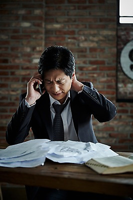 포토 JPG 응시 남자 40대 중년 실내 한명 들기 앉기 상반신 앞모습 아웃포커스 스마트폰 한국인 찡그림 불안 책상 문서 통화 중년남자한명만 국내포토 1 시선 감정 뷰포인트 가구 모션 촬영기법 표정 사람 동양인 성인 내부 핸드폰 스마트기기 남자한명만 중년남자만 파일형식