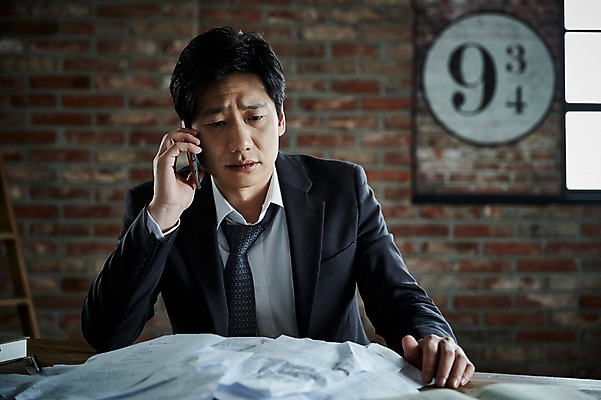 포토 JPG 응시 남자 40대 중년 실내 한명 들기 앉기 상반신 앞모습 아웃포커스 스마트폰 한국인 찡그림 불안 책상 문서 통화 중년남자한명만 국내포토 1 시선 감정 뷰포인트 가구 모션 촬영기법 표정 사람 동양인 성인 내부 핸드폰 스마트기기 남자한명만 중년남자만 파일형식