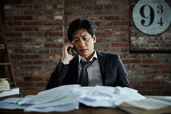 포토 JPG 응시 남자 40대 중년 실내 한명 들기 앉기 상반신 앞모습 아웃포커스 스마트폰 한국인 찡그림 불안 책상 문서 통화 중년남자한명만 국내포토 1 시선 감정 뷰포인트 가구 모션 촬영기법 표정 사람 동양인 성인 내부 핸드폰 스마트기기 남자한명만 중년남자만 파일형식