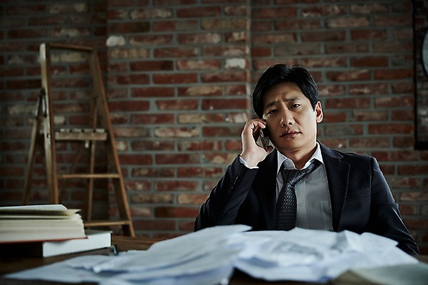 포토 JPG 응시 남자 40대 중년 실내 한명 들기 앉기 상반신 앞모습 아웃포커스 책 스마트폰 한국인 불안 책상 문서 통화 중년남자한명만 국내포토 1 시선 감정 뷰포인트 가구 모션 촬영기법 사람 동양인 성인 내부 핸드폰 스마트기기 남자한명만 중년남자만 파일형식