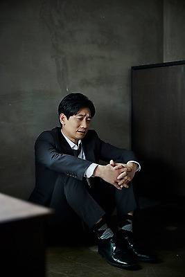 포토 JPG 전신 응시 남자 40대 중년 바닥 실내 한명 앉기 옆모습 아웃포커스 한국인 슬픔 찡그림 실패 좌절 중년남자한명만 주저앉기 국내포토 1 시선 감정 뷰포인트 컨셉 모션 촬영기법 표정 사람 동양인 성인 내부 남자한명만 중년남자만 파일형식