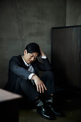 포토 JPG 전신 응시 남자 40대 중년 실내 한명 앉기 옆모습 머리 한국인 슬픔 잡기 찡그림 실패 중년남자한명만 주저앉기 국내포토 1 시선 감정 뷰포인트 모션 표정 사람 동양인 성인 내부 신체부위 좌절 남자한명만 중년남자만 파일형식