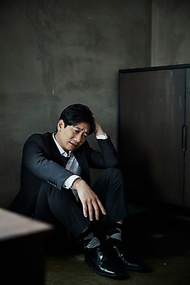 포토 JPG 전신 응시 남자 40대 중년 실내 한명 앉기 옆모습 머리 한국인 슬픔 잡기 찡그림 실패 중년남자한명만 주저앉기 국내포토 1 시선 감정 뷰포인트 모션 표정 사람 동양인 성인 내부 신체부위 좌절 남자한명만 중년남자만 파일형식