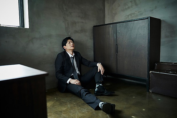 포토 JPG 전신 남자 40대 중년 바닥 실내 한명 앉기 옆모습 눈감음 기댐 한국인 슬픔 찡그림 실패 중년남자한명만 주저앉기 국내포토 1 감정 뷰포인트 모션 표정 사람 동양인 성인 내부 좌절 남자한명만 중년남자만 파일형식