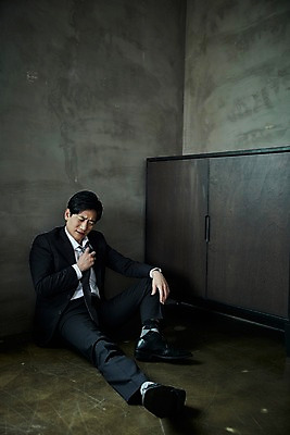 포토 JPG 전신 응시 남자 40대 중년 넥타이 바닥 실내 한명 앉기 앞모습 한국인 슬픔 찡그림 실패 풀기 중년남자한명만 주저앉기 국내포토 1 시선 잡화 감정 뷰포인트 모션 표정 사람 동양인 성인 내부 좌절 남자한명만 중년남자만 파일형식