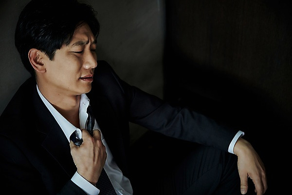 포토 JPG 남자 40대 중년 넥타이 실내 한명 앉기 상반신 옆모습 한국인 슬픔 잡기 찡그림 실패 중년남자한명만 국내포토 1 잡화 감정 뷰포인트 모션 표정 사람 동양인 성인 내부 좌절 남자한명만 중년남자만 파일형식