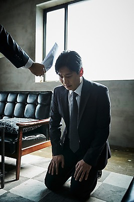 포토 JPG 전신 손 응시 남자 40대 중년 창문 바닥 실내 들기 앉기 두명 앞모습 신체부위 소파 한국인 찡그림 무릎꿇기 상사 꾸지람 문서 무릎 실수 중년남자만 국내포토 시선 뷰포인트 의자 비즈니스 모션 표정 사람 동양인 성인 내부 체벌 남자만 중년만 파일형식