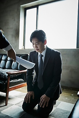 포토 JPG 전신 손 응시 남자 40대 중년 창문 바닥 실내 들기 앉기 두명 앞모습 신체부위 한국인 찡그림 무릎꿇기 상사 꾸지람 문서 무릎 실수 중년남자만 국내포토 시선 뷰포인트 비즈니스 모션 표정 사람 동양인 성인 내부 체벌 남자만 중년만 파일형식