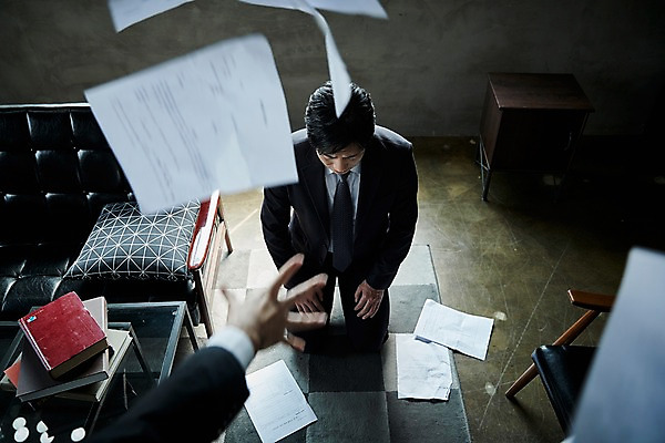 포토 JPG 전신 손 응시 남자 40대 중년 바닥 실내 들기 앉기 두명 앞모습 신체부위 책 소파 하이앵글 한국인 찡그림 무릎꿇기 상사 꾸지람 문서 무릎 실수 중년남자만 국내포토 시선 뷰포인트 의자 비즈니스 모션 표정 사람 동양인 성인 내부 체벌 남자만 중년만 파일형식