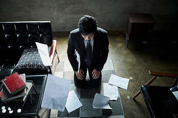 포토 JPG 전신 응시 남자 40대 중년 바닥 실내 한명 앉기 앞모습 책 소파 하이앵글 한국인 찡그림 무릎꿇기 상사 꾸지람 문서 무릎 실수 중년남자한명만 국내포토 1 시선 뷰포인트 의자 비즈니스 모션 표정 사람 동양인 성인 내부 신체부위 체벌 남자한명만 중년남자만 파일형식