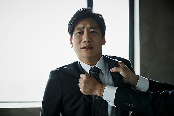 포토 JPG 손 남자 40대 중년 실내 서기 상반신 두명 앞모습 신체부위 한국인 찡그림 꾸지람 실수 멱살 잘못 중년남자만 국내포토 뷰포인트 모션 표정 사람 동양인 성인 내부 체벌 남자만 중년만 파일형식