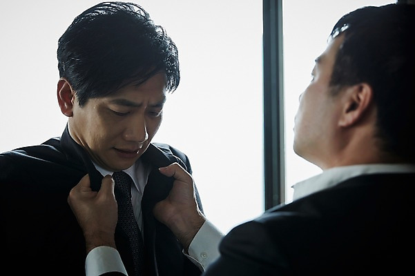 포토 JPG 응시 남자 40대 중년 실내 서기 상반신 두명 옆모습 아웃포커스 한국인 찡그림 꾸지람 실수 멱살 잘못 중년남자만 국내포토 시선 뷰포인트 모션 촬영기법 표정 사람 동양인 성인 내부 체벌 남자만 중년만 파일형식