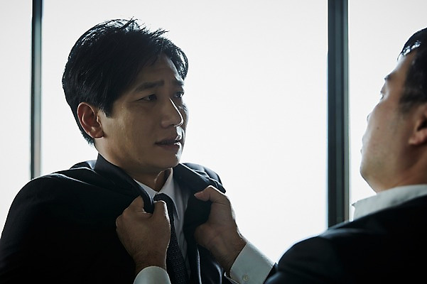 포토 JPG 응시 남자 40대 중년 실내 서기 상반신 두명 옆모습 아웃포커스 한국인 찡그림 꾸지람 실수 멱살 잘못 중년남자만 국내포토 시선 뷰포인트 모션 촬영기법 표정 사람 동양인 성인 내부 체벌 남자만 중년만 파일형식