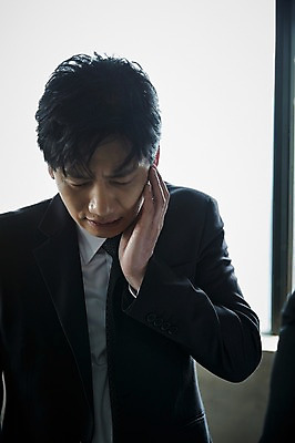 포토 JPG 응시 남자 40대 중년 실내 한명 서기 상반신 앞모습 한국인 볼 폭력 찡그림 실수 중년남자한명만 국내포토 1 시선 뷰포인트 모션 표정 사람 동양인 성인 내부 신체부위 사회이슈 남자한명만 중년남자만 파일형식