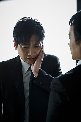 포토 JPG 응시 남자 40대 중년 실내 서기 상반신 두명 앞모습 옆모습 한국인 볼 폭력 찡그림 실수 울상 잘못 중년남자만 국내포토 시선 뷰포인트 모션 표정 사람 동양인 성인 내부 신체부위 사회이슈 남자만 중년만 파일형식