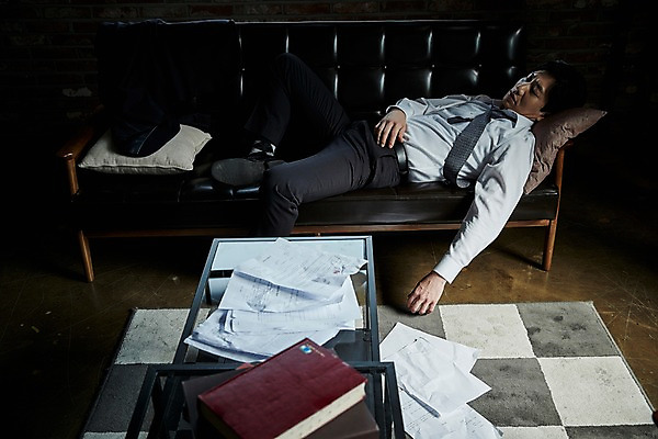 포토 JPG 전신 남자 40대 중년 탁자 실내 피곤 한명 옆모습 책 소파 눕기 한국인 잠 문서 중년남자한명만 국내포토 1 뷰포인트 가구 컨셉 의자 모션 사람 동양인 성인 내부 남자한명만 중년남자만 파일형식