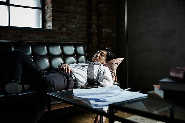 포토 JPG 남자 40대 중년 창문 탁자 실내 피곤 한명 상반신 옆모습 아웃포커스 책 소파 눕기 눈감음 한국인 잠 문서 중년남자한명만 국내포토 1 뷰포인트 가구 컨셉 의자 모션 촬영기법 사람 동양인 성인 내부 남자한명만 중년남자만 파일형식