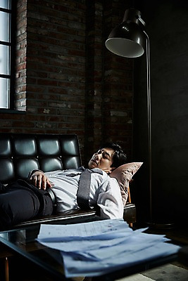 포토 JPG 남자 40대 중년 탁자 조명 실내 피곤 한명 상반신 옆모습 아웃포커스 소파 눕기 눈감음 한국인 잠 문서 중년남자한명만 국내포토 1 뷰포인트 가구 컨셉 의자 모션 촬영기법 사람 동양인 성인 내부 남자한명만 중년남자만 파일형식