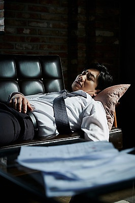 포토 JPG 남자 40대 중년 탁자 실내 피곤 한명 상반신 옆모습 아웃포커스 소파 눕기 눈감음 한국인 잠 문서 중년남자한명만 국내포토 1 뷰포인트 가구 컨셉 의자 모션 촬영기법 사람 동양인 성인 내부 남자한명만 중년남자만 파일형식