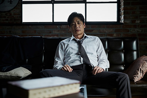 포토 JPG 남자 40대 중년 탁자 실내 한명 앉기 상반신 앞모습 아웃포커스 책 소파 한국인 문서 중년남자한명만 국내포토 1 뷰포인트 가구 의자 모션 촬영기법 사람 동양인 성인 내부 남자한명만 중년남자만 파일형식