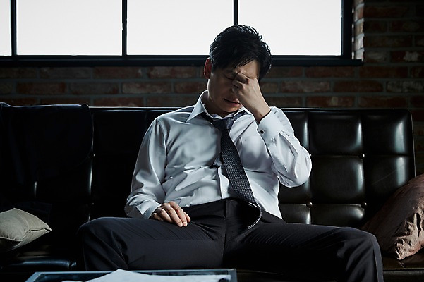 포토 JPG 남자 40대 중년 탁자 실내 한명 앉기 상반신 앞모습 소파 한국인 잡기 문서 미간 중년남자한명만 국내포토 1 뷰포인트 가구 의자 모션 사람 동양인 성인 내부 남자한명만 중년남자만 파일형식