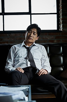 포토 JPG 응시 남자 40대 중년 탁자 실내 한명 앉기 상반신 앞모습 아웃포커스 소파 한국인 찡그림 문서 중년남자한명만 국내포토 1 시선 뷰포인트 가구 의자 모션 촬영기법 표정 사람 동양인 성인 내부 남자한명만 중년남자만 파일형식