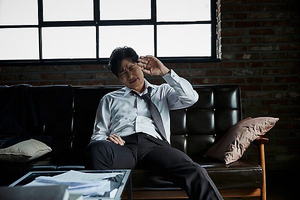 포토 JPG 응시 남자 40대 중년 실내 한명 앉기 상반신 앞모습 소파 한국인 찡그림 문서 중년남자한명만 국내포토 1 시선 뷰포인트 의자 모션 표정 사람 동양인 성인 내부 남자한명만 중년남자만 파일형식