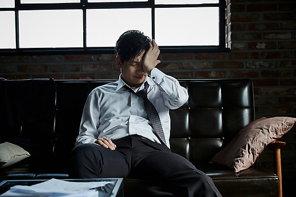 포토 JPG 응시 남자 40대 중년 실내 한명 앉기 상반신 앞모습 소파 한국인 찡그림 문서 중년남자한명만 국내포토 1 시선 뷰포인트 의자 모션 표정 사람 동양인 성인 내부 남자한명만 중년남자만 파일형식