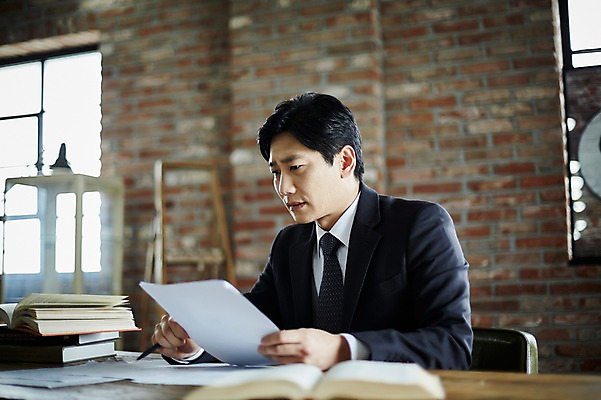 포토 JPG 응시 남자 40대 중년 실내 한명 앉기 상반신 옆모습 아웃포커스 책 한국인 찡그림 책상 고민 문서 중년남자한명만 국내포토 1 시선 감정 뷰포인트 가구 모션 촬영기법 표정 사람 동양인 성인 내부 남자한명만 중년남자만 파일형식