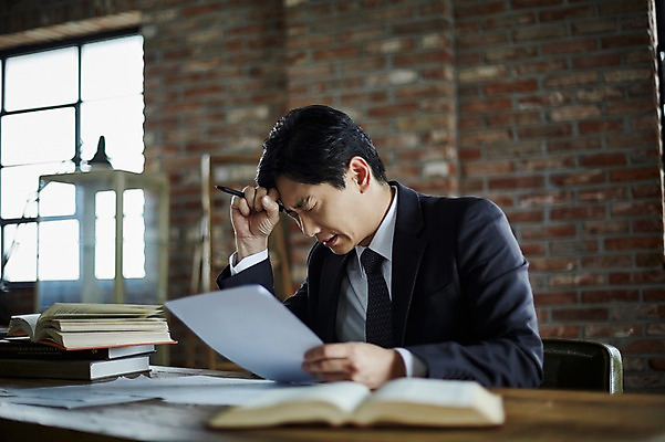 포토 JPG 응시 남자 40대 중년 실내 한명 앉기 상반신 앞모습 아웃포커스 책 한국인 찡그림 책상 고민 문서 중년남자한명만 국내포토 1 시선 감정 뷰포인트 가구 모션 촬영기법 표정 사람 동양인 성인 내부 남자한명만 중년남자만 파일형식